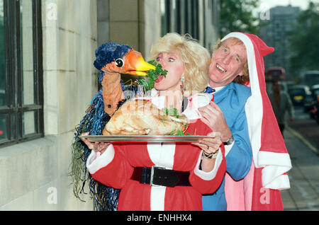 Rod Hull et de l'UEM qu'on voit ici s'attaquer à l'humoriste Janet Brown lors d'un événement de charité de Noël de la Turquie à l'Hôtel Dorchester à Londres. 20 Novembre 1991 Banque D'Images