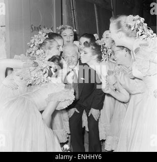 La fonction va à Busman France, juillet 1953. Le projet de loi et Hilda Masters à Paris pour rendre visite à leur fille, Sheila Masters, qui est membre de la célèbre troupe de danse, les Bluebell Girls du Lido sur les Champs-Élysées à Paris, France. Sur la photo : Père Bill Mas Banque D'Images