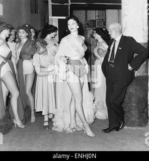 La fonction va à Busman France, juillet 1953. Le projet de loi et Hilda Masters à Paris pour rendre visite à leur fille, Sheila Masters, qui est membre de la célèbre troupe de danse, les Bluebell Girls du Lido sur les Champs-Élysées à Paris, France. Sur la photo : Une dernière minut Banque D'Images