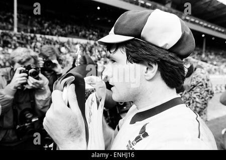 1986 Finale de la coupe de lait au stade de Wembley. 3 Oxford United v Queens Park Rangers 0 Ray Houghton d'Oxford détient en altitude le trophée après le match. 19 avril 1986. Banque D'Images