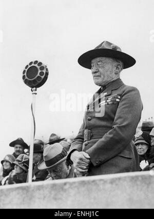 Lord Robert Baden-Powell, fondateur du Mouvement Scout, s'adressant à l'assemblée à West Kirby quand les scouts marins hongrois a donné un affichage de ski nautique au cours de la 3ème Jamboree Scout Mondial à Arrowe Park, Birkenhead dans le Merseyside. 3 août 1929. Banque D'Images