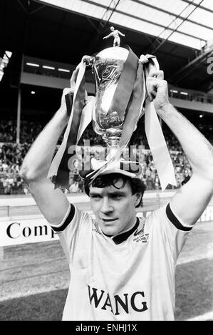 1986 Finale de la coupe de lait au stade de Wembley. 3 Oxford United v Queens Park Rangers 0 Ray Houghton d'Oxford détient en altitude le trophée après le match. 19 avril 1986. Banque D'Images