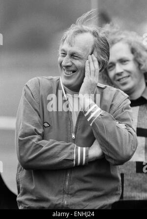 Gardien de l'Angleterre manager Joe Mercer sur la photo lors de son premier jour en charge de l'équipe, l'organisation d'une séance de formation à Roehampton. 9e mai 1974. Banque D'Images