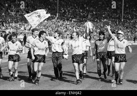 1986 Finale de la coupe de lait au stade de Wembley. 3 Oxford United v Queens Park Rangers 0 tenir l'équipe d'Oxford en altitude le trophée sur un tour d'honneur après le match. 19 avril 1986. Banque D'Images