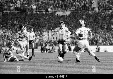 1986 Finale de la coupe de lait au stade de Wembley. 3 Oxford United v Queens Park Rangers 0 John Aldridge d'Oxford en action pendant le match, entouré de QPR défenseurs. 19 avril 1986. Banque D'Images