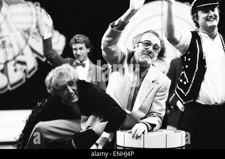 Rod Hulll et de l'UEM qu'on voit ici avec Jim Bowen au cours de la présentation du chèque à la NSPCC pendant l'enregistrement de l'oeil. 28 Octobre 1984 Banque D'Images