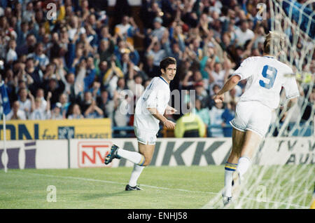 Leeds United v Tottenham Hotspur, match de championnat à Elland Road, mardi 25 août 1992. Score final : Leeds United 5-0 Tottenham Hotspur, avec Eric Cantona marquant un tour du chapeau, le premier tour du chapeau dans la nouvelle Premier League. Banque D'Images