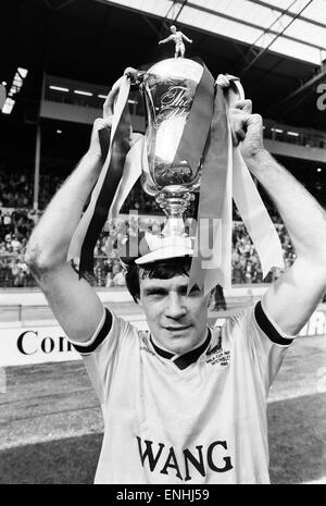 1986 Finale de la coupe de lait au stade de Wembley. 3 Oxford United v Queens Park Rangers 0 Ray Houghton d'Oxford détient en altitude le trophée après le match. 19 avril 1986. Banque D'Images