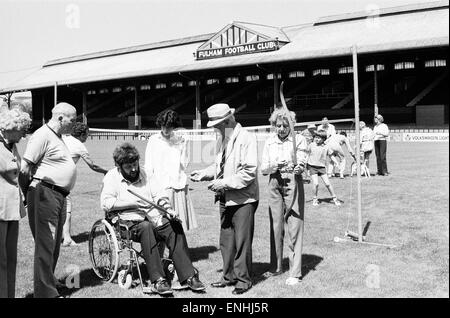 Craven Cottage, accueil de Fulham FC, a ouvert ses portes à la communauté dans un projet conjoint avec Arsenal pour lutter contre le hooliganisme. Rencontrez des retraités jusqu'au club dans le cadre du nouveau régime. 23 juillet 1985. Banque D'Images