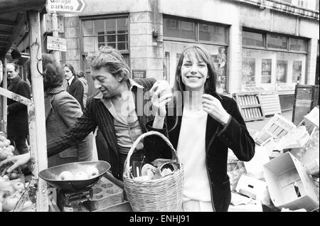 Le mari de Jane Birkin et Serge Gainsbourg, sur la photo shopping dans Berwick Street market, Londres, avril 1977. Le couple est au Royaume-Uni pour l'ouverture de son dernier film intitulé ' JE T'AIME ... MOI NON PLUS" ou "je t'aime, je n'ai pas', à la Cla Banque D'Images