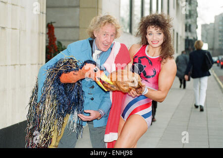 Rod Hull et de l'UEM vu ici atttacking Gladiator Scorpion au cours de la Turquie à l'événement de charité de Noël le Dorchester Hotel dans le centre de Londres. 1er décembre 1992 Banque D'Images