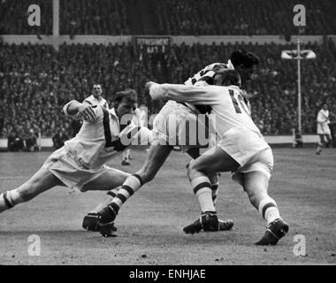 Wakefield Trinity v Wigan Rugby finale de Coupe de Ligue. Poynson Wakefield (à gauche) et Sampson de Wakefield fermer Aston de Wigan 11 Mai 1963 Banque D'Images