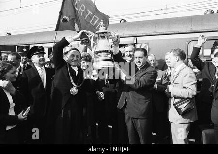 Everton tmanager Harry Catterick avec Lord Maire de Liverpool et de l'échevin Cowley montrant au large de la FA Cup le trophée à Allerton, Liverpol comme l'équipe retour à la maison après leur victoire de 3-2 sur Sheffield mercredi en finale à Wembley. 15e Ma Banque D'Images