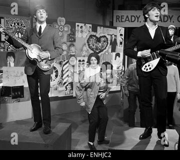 Les Beatles, Paul McCartney et John Lennon sur l'ensemble de "A vos marques, prêts, partez", sur la télévision House, Londres, vendredi 20 mars 1964. Banque D'Images