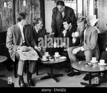 Les joueurs d'Everton déguster une tasse de thé à l'aéroport de Speke avant de prendre l'avion pour la Norvège de Liverpool. De gauche à droite, assis : Ray Wilson, Sandy Brown, Alex Scott, Jimmy Gabriel avec manager Harry Catterick debout derrière. 8 août 1965. Banque D'Images