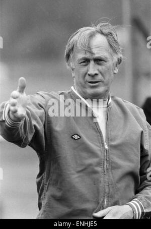 Gardien de l'Angleterre manager Joe Mercer sur la photo lors de son premier jour en charge de l'équipe, l'organisation d'une séance de formation à Roehampton. 9e mai 1974. Banque D'Images