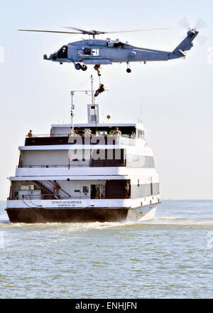 La U.S. Coast Guard's Maritime Security Response Team prêt force d'assaut lors d'un exercice d'entraînement 4 mai 2015 à Chesapeake, en Virginie. Banque D'Images