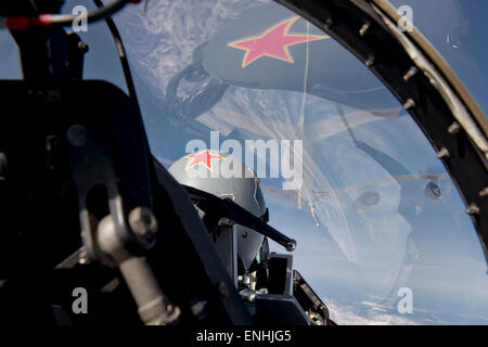 L'étoile rouge peint sur le casque du U.S. Air Force Le Capitaine Todd Possemato, un 18e escadron agresseur, pilote de l'auvent se reflète sur d'un F-16 Fighting Falcon aéronefs pendant le drapeau rouge de l'Alaska le 4 mai 2015 plus de Eielson Air Force Base, en Alaska. L'Aggressor Squadron réplique les menaces qui pèsent sur les forces aériennes de combat de l'adversaire pour la formation. Banque D'Images