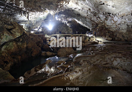 L'intérieur de la grotte Akiyoshido, le plus grand réseau de grottes au Japon en Akiyoshi, préfecture de Yamaguchi, Japon. Banque D'Images
