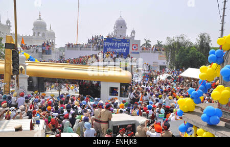 Patiala, Inde. 07Th Mai, 2015. Un bus spécial (véhicule) transportant les reliques appartenant à Guru Gobind Singh, le prix du ticket de bus environ deux core 40 lakh roupies indiennes utilisés dans la fabrication au cours de la Procession religieuse une relique rare affiche de gourou sikh de Gurudwara Sahib Shri Dukh Niwaran à Takht Sri Keshgarh Sahib dans Anandpur Sahib qui passerait à travers différents importante ville du Pendjab, le mercredi. © Ajay Verma/Pacific Press/Alamy Live News Banque D'Images