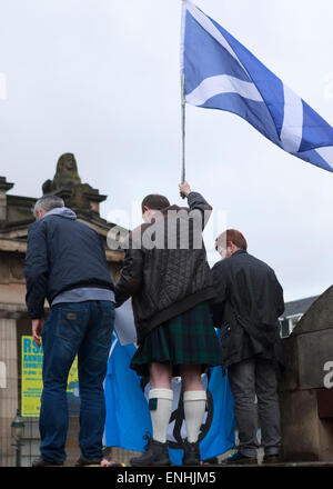 Edimbourg, Ecosse. UK. 6 mai, 2015. Premier ministre Nicola Sturgeon passe la dernière journée de la campagne électorale, à Édimbourg, les arguments en faveur de l'Écosse, de s'unir pour voter SNP. Credit : Pako Mera/Alamy Live News Banque D'Images