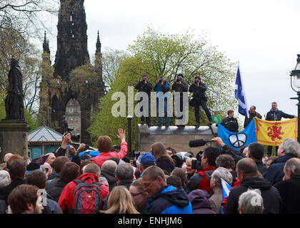 Edimbourg, Ecosse. UK. 6 mai, 2015. Premier ministre Nicola Sturgeon passe la dernière journée de la campagne électorale, à Édimbourg, les arguments en faveur de l'Écosse, de s'unir pour voter SNP. Credit : Pako Mera/Alamy Live News Banque D'Images