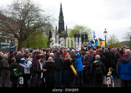 Edimbourg, Ecosse. UK. 6 mai, 2015. Premier ministre Nicola Sturgeon passe la dernière journée de la campagne électorale, à Édimbourg, les arguments en faveur de l'Écosse, de s'unir pour voter SNP. Credit : Pako Mera/Alamy Live News Banque D'Images