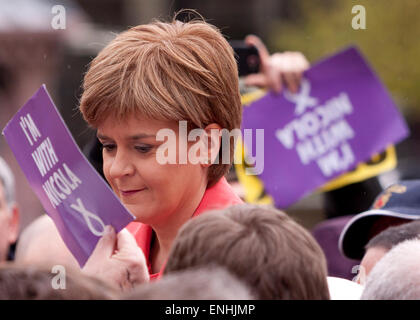 Edimbourg, Ecosse. UK. 6 mai, 2015. Premier ministre Nicola Sturgeon passe la dernière journée de la campagne électorale, à Édimbourg, les arguments en faveur de l'Écosse, de s'unir pour voter SNP. Credit : Pako Mera/Alamy Live News Banque D'Images