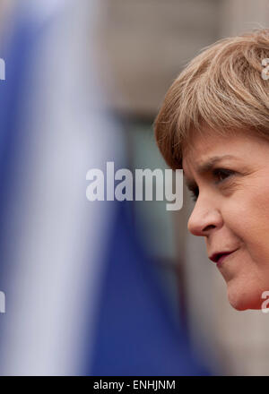 Edimbourg, Ecosse. UK. 6 mai, 2015. Premier ministre Nicola Sturgeon passe la dernière journée de la campagne électorale, à Édimbourg, les arguments en faveur de l'Écosse, de s'unir pour voter SNP. Credit : Pako Mera/Alamy Live News Banque D'Images