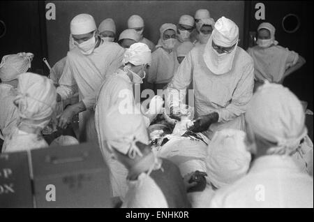 Le professeur chirurgien Browne vu ici l'exécution d'une opération césarienne pour livrer des jumeaux à l'University College Hospital de Londres. 28 Septembre 1943 Banque D'Images