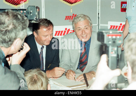 Doug Ellis, président d'Aston Villa Football Club, avec nouveau gestionnaire Josef Venglos à news conférence de presse tenue à La Villa Du Parc, juillet 1990. Banque D'Images