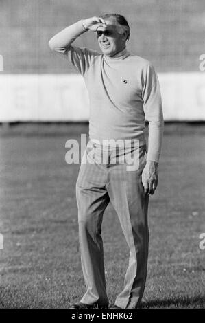 Gardien de l'Angleterre manager Joe Mercer en photo pendant une session de formation à Leipzig en avant de son côté's international match contre l'Allemagne de l'est sur le tour de l'Europe de l'Est. 30 mai 1974. Banque D'Images