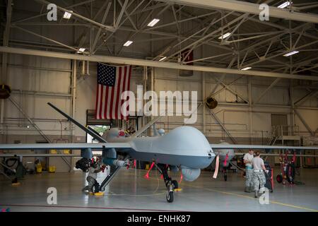 Les aviateurs de l'US Air Force avec le 27e Escadron de maintenance des opérations spéciales de munitions à l'une charge MQ-9 Reaper drone UAV pendant l'Warrior à Hurlburt Field le 27 avril 2015 à Ft. Walton Beach, en Floride. Banque D'Images