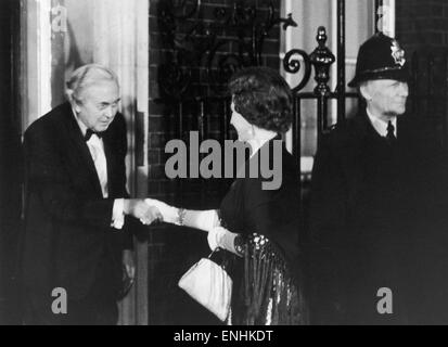La Reine et le prince Philip ont été invités à la résidence officielle du Premier ministre au 10, Downing Street. L'occasion était un dîner d'adieu donné par le Premier Ministre Harold Wilson qui venait tout juste d'annoncer sa retraite de l'office. Notre photo montre : Le Pri Banque D'Images