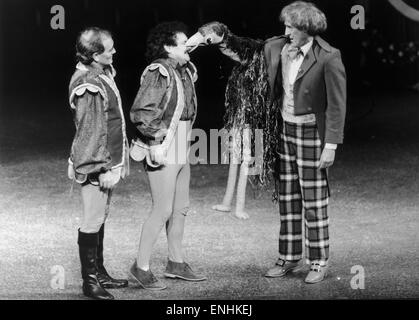 Rod Hull et de l'UEM vu ici sur scène avec Tommy Canon et Bobby Ball lors d'une performance d'enfants dans les bois au London Palladium. 22 Décembre 1987 Banque D'Images