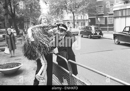 Rod Hull et de l'UEM qu'on voit ici s'attaquer à un gardien de la circulation en dehors de la Shaftesbury Theatre où le premier original de la pantomime à Londres depuis plus de 50 ans est en cours. La comédie a été écrite par Rod Hull et ses stars de l'UEM. 19 Octobre 1976 Banque D'Images