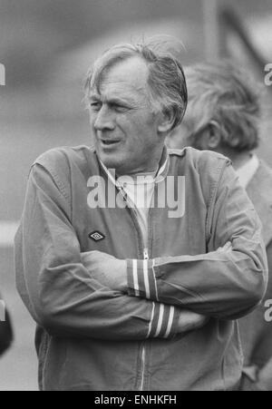 Gardien de l'Angleterre manager Joe Mercer sur la photo lors de son premier jour en charge de l'équipe, l'organisation d'une séance de formation à Roehampton. 9e mai 1974. Banque D'Images