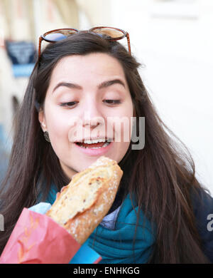 Belle fille que manger la baguette Banque D'Images