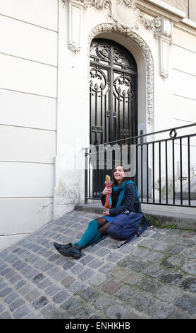 Belle fille sur la Butte Montmartre à Paris, France Banque D'Images