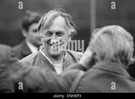 Gardien de l'Angleterre manager Joe Mercer sur la photo lors de son premier jour en charge de l'équipe, l'organisation d'une séance de formation à Roehampton. 9e mai 1974. Banque D'Images