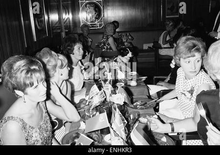 Femmes de l'Angleterre de la Coupe du Monde Les joueurs bénéficient Banquet au Royal Garden Hotel à Kensington, Londres, samedi 30 juillet 1966. Banque D'Images