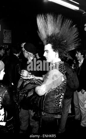 Les punks de boire et faire la fête. 15 Janvier 1988 Banque D'Images