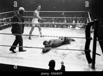 Beckett v Carpentier boxing Joe Beckett, le champion poids lourds britanniques nouvellement couronné, a rencontré l'un des plus grands musiciens de tous les temps la boxe, le Français Georges Carpentier, en décembre 1919 pour l'Heavyweight Championship. Banque D'Images