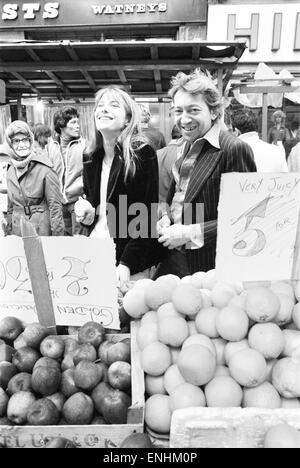 Le mari de Jane Birkin et Serge Gainsbourg, sur la photo shopping dans Berwick Street market, Londres, avril 1977. Le couple est au Royaume-Uni pour l'ouverture de son dernier film intitulé ' JE T'AIME ... MOI NON PLUS" ou "je t'aime, je n'ai pas', à la Cla Banque D'Images