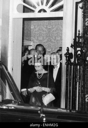 La Reine et le prince Philip ont été invités à la résidence officielle du Premier ministre au 10, Downing Street. L'occasion était un dîner d'adieu donné par le Premier Ministre Harold Wilson qui venait tout juste d'annoncer sa retraite de l'office. Notre photo montre : Le Pri Banque D'Images