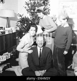 Présentatrice Tv Hughie Green vu ici à la maison au moment de Noël avec sa famille. De gauche à droite Hughie vert, épouse Claire, fille, Linda et son fils Christopher. 27 Décembre 1957 Banque D'Images