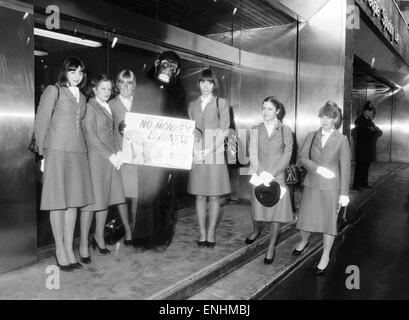 Le personnel de la compagnie aérienne de Laker Airways ont été à Londres avec un homme habillé comme un singe pour protester contre l'arrêt. 7 février 1982. Banque D'Images