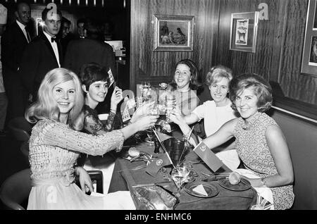 Femmes de l'Angleterre de la Coupe du Monde Les joueurs bénéficient Banquet au Royal Garden Hotel à Kensington, Londres, samedi 30 juillet 1966. Banque D'Images