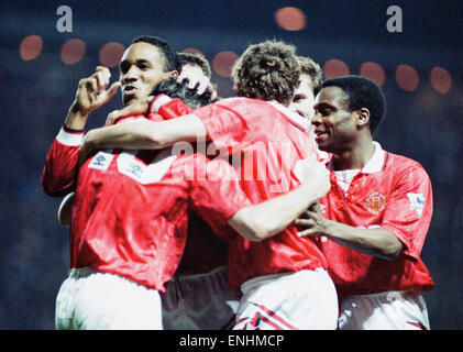 Manchester United v Manchester City, match de championnat à Old Trafford, dimanche 6 décembre 1992. Mark Hughes célèbre avec coéquipiers après avoir marqué but gagnant. Paul Ince. Paul Parker. Score final : Manchester United 2-1 Manchester City Banque D'Images