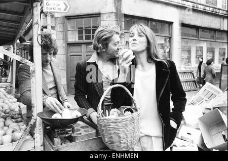 Le mari de Jane Birkin et Serge Gainsbourg, sur la photo shopping dans Berwick Street market, Londres, avril 1977. Le couple est au Royaume-Uni pour l'ouverture de son dernier film intitulé ' JE T'AIME ... MOI NON PLUS" ou "je t'aime, je n'ai pas', à la Cla Banque D'Images